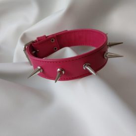 rosa fetisch-lederhalsband mit stacheligen verzierungen, handgefertigt