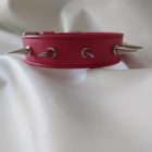 rosa fetisch-lederhalsband mit stacheligen verzierungen, vorderansicht, handgefertigt