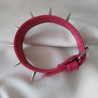 rosa fetisch-lederhalsband mit stacheligen verzierungen, draufsicht, handgefertig