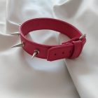 rosa fetisch-lederhalsband mit stacheligen verzierungen, vorderansicht, handgefertigt