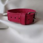 rosa fetisch-lederhalsband mit stacheligen verzierungen, rückansicht, handgefertigt