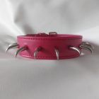 rosa Fetisch-Lederhalsband mit Krallenverzierungen, handgefertigt