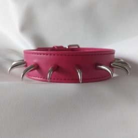 rosa Fetisch-Lederhalsband mit Krallenverzierungen, handgefertigt