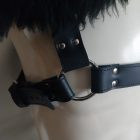 schwarz leder bdsm wikinger cosplay brustgeschirr mit fell nahaufnahme handgefertigt